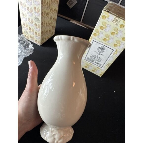 VTG PRECIOUS MOMENTS 1985 White Floral Vase w Scripture "WE GATHER TOGETHER" - Picture 4 of 4